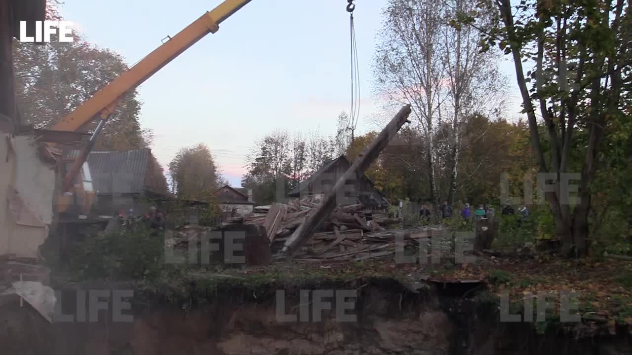 Погибла во сне. Разобрав обломки рухнувшего под землю дома, спасатели нашли  тело бабушки